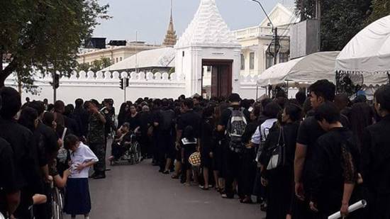 ถวายบังคมพระบรมศพเป็น 24 ชม.