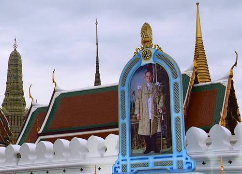 โปรดเกล้าฯ จัดทำซุ้มพระบรมฉายาลักษณ์ ในหลวง ร.9