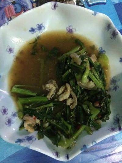 หนุ่มสั่งผัดคะน้าหมูมากิน