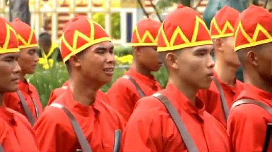 พบแล้ว...ทหารปล่อยโฮในริ้วขบวน