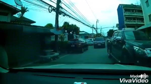 ลุงขับรถสวนเลนชักมีดขู่สาว