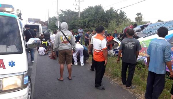 รถบัสชนกระบะ 