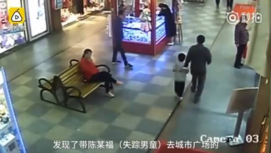 เดินเล่นในห้างอยู่ดี ๆ เจอลูกชายที่หายไป