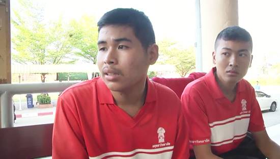 2 นักเรียนช่วยยายเข็นรถ