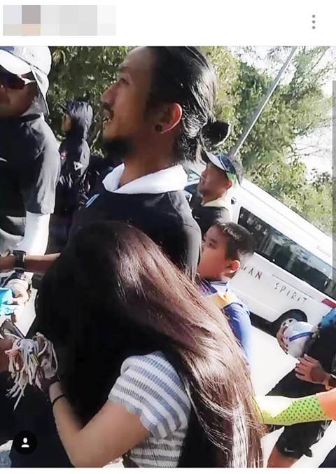 ภาพสาวโผกอด ตูน บอดี้สแลม