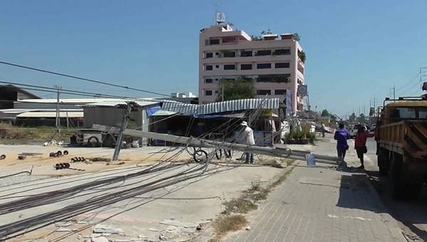 รถบรรทุก 18 ล้อ ขับเกี่ยวสายไฟ 