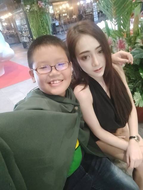 หนูน้อยสายเปย์ เที่ยวกับสาวสวย