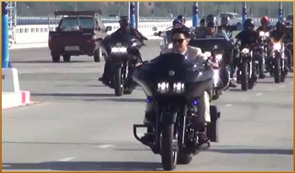 เจ้าบ่าวพร้อมเพื่อน ๆ ขี่รถฮาร์ลีย์ รอบเมืองชลบุรี