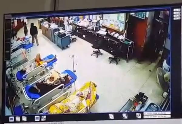 หมอไม่ดูแลแฟนปวดท้องในห้องฉุกเฉิน 