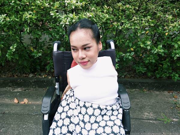 ฝ้าย สาวพิการไร้แขน