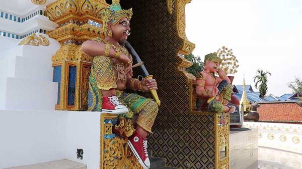 วัดเชียงใหม่ สร้างรูปปั้นยักษ์ใส่รองเท้าผ้าใบยี่ห้อดัง-ทำมือบอกรัก