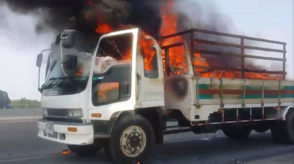 ไฟไหม้รถบรรทุกเฟอร์นิเจอร์