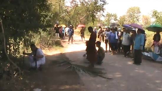 ชาวบ้านผวาผีปอบอาละวาด นิมนต์พระมาปราบจับได้ 2 แสนตัว ยัดใส่ข้อง  