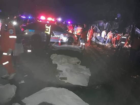 รถทัวร์ชนกับรถ 18 ล้อ