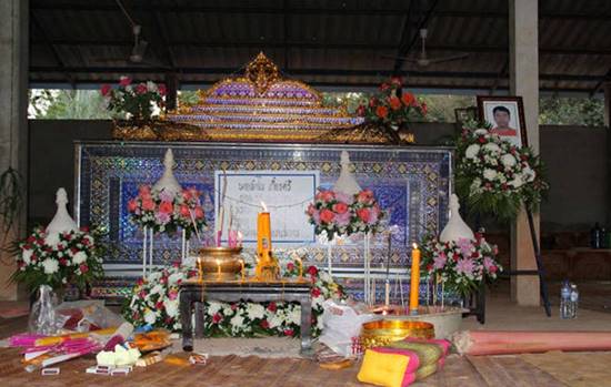 หนุ่มสวนยาง น้อยใจ ห้ามเมียสักคิ้ว แต่ไม่ฟัง ซดยาฆ่าแมลงดับ