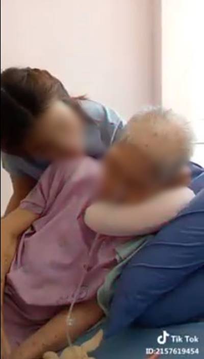 พนักงานดูแลคนไข้