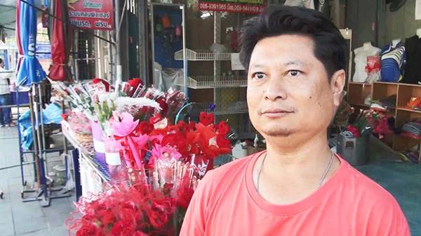 ฮือฮา ! ร้านดอกไม้ขายกุหลาบรับวาเลนไทน์ แถมถุงยางอนามัย