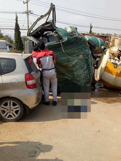 รถโม่ปูนเสียหลักพุ่งข้ามเกาะกลางถนน ชนยับ 3 คันรวด ตาย 8 เจ็บ 3