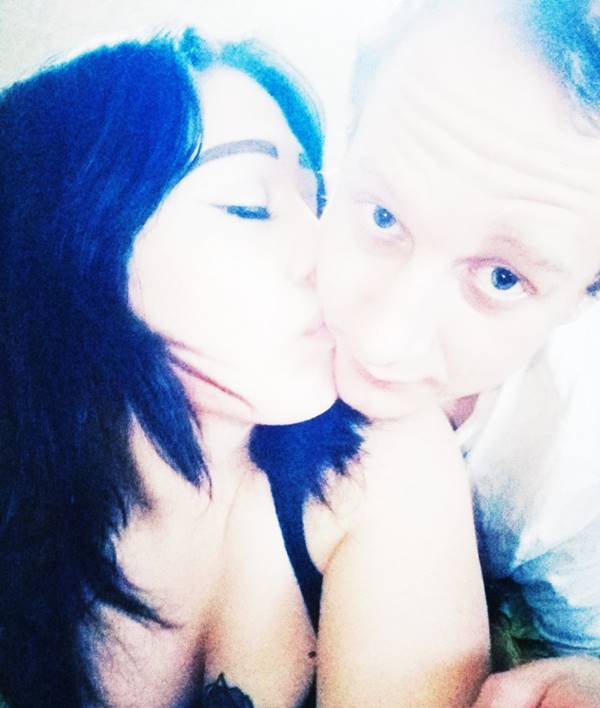 หญิงบีบคอคู่ขาดับคาเตียง 