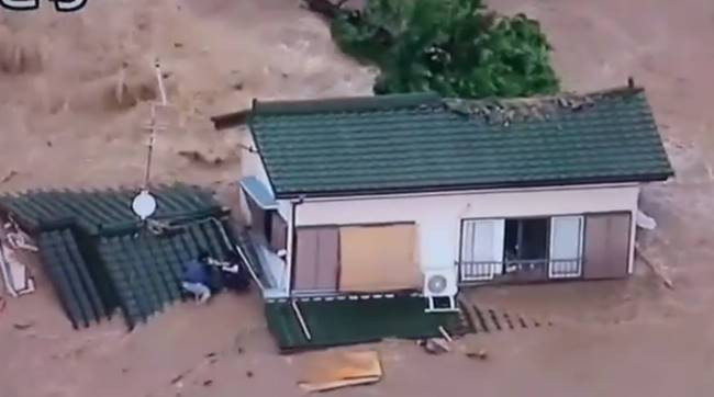  2 ชาวญี่ปุ่นหนีน้ำท่วมขึ้นหลังคา