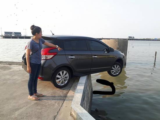 หวาดเสียว ! สาวใส่เกียร์รถผิดหวิดตกทะเล แต่งานนี้โชคดีเพราะช้อปปิ้ง