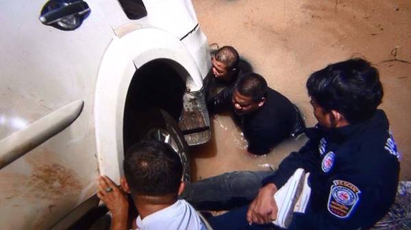 สลด ! เด็กนักเรียน ขับรถเสียหลักชนป้าย ก่อนตกคลองดับ 3 เจ็บ 4 