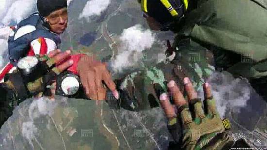 เศร้า ! พ.อ. ซ้อมกระโดดร่มหารายได้สมทบทุนโรงเรียน ร่มไม่กาง เสียชีวิต