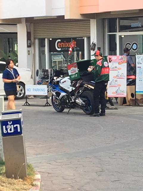 อย่างพีค ! เด็กส่งพิซซ่า ขี่รถหรูคันเกือบล้าน บริการส่งถึงที่