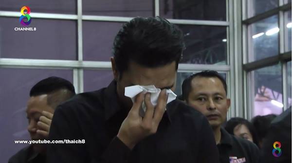เดียร์ ลูกชาย โหน่ง ชะชะช่า ร่ำไห้ด้วยความเสียใจ ขณะกราบศพคู่กรณี 