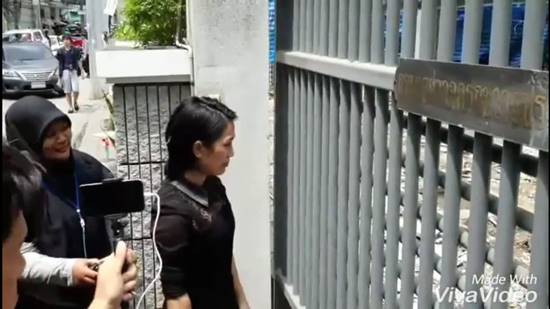 ปอแก้ว บุกถึงหน้าบ้านไฮโซหนุ่ม ยังไร้คนเจรจา ร่ำไห้ยันไม่อยากได้เงิน แค่ขอลูกคืน