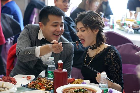 สาวรัสเซียเลือกคนงานเหมืองจีนเป็นคู่ชีวิต ลั่นแม้ไม่มีสมบัติใด แค่รักกันก็เพียงพอ