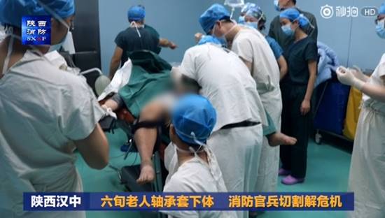 คลิปปฏิบัติการระทึก แพทย์-กู้ภัยระดมกำลังช่วยลุง หลังทำห่วงเหล็กติดเจ้าโลก