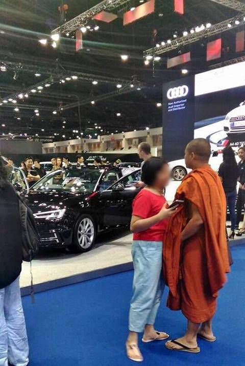 เสื่อมอีก ! พระสงฆ์แนบชิดสีกากลางงานมอเตอร์โชว์ ไม่แคร์สายตาใคร 