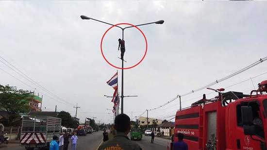หนุ่มคลั่งปีนเสาไฟฟ้า บอก 