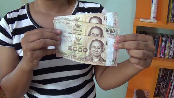 ฮือฮา ! พบแบงก์พันไม่มีแถบสีเงิน ยันเป็นธนบัตรจริง นักสะสมแห่ซื้อให้ราคาสูงลิบ