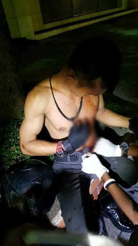 เด็กแว้นโชว์ห้าว ตำรวจเรียกเตือนไม่ฟัง ขี่มอเตอร์ไซค์ปาดหน้า-ควักมีดแทงกะเอาตาย