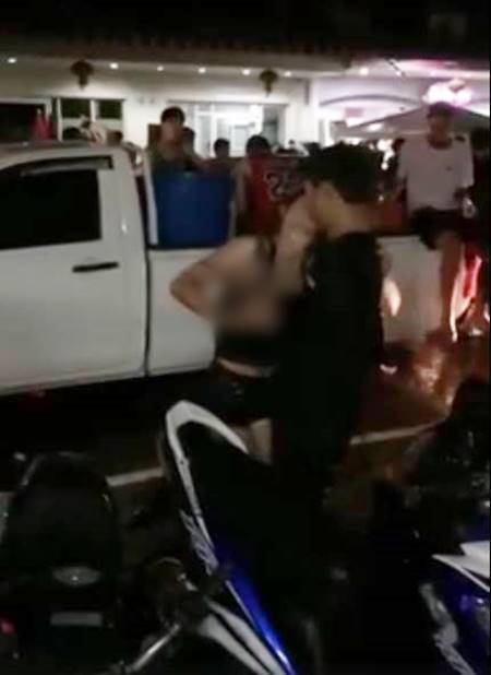 หนุ่มสาวจัดสงกรานต์สยิว ล้วงลับ - คลอเคลียเมามันส์ จูบกันดูดดื่มกลางถนนไม่แคร์สื่อ (มีคลิป)