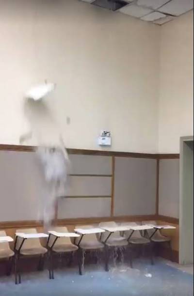 นักศึกษา ม. ดัง ระทึก ฝนตกหนักทำฝ้าร่วง...ไม่อยากจะคิดถ้ามีคนนั่งอยู่ 