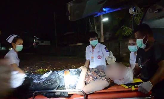 สุดปวดใจ...แม่ป่วยอัมพาต นอนเฝ้าศพลูกเริ่มเน่านาน 7 วัน ไม่ได้กินข้าว 