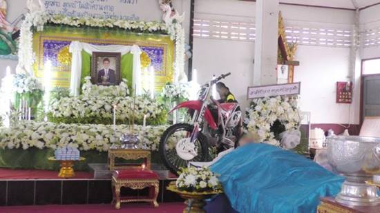 พิธีรดน้ำศพ ปอ ธนพล ที่ชัยนาท พ่อแม่ยังทำใจไม่ได้