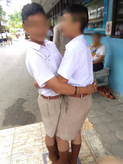 คลิปครูลงโทษให้นักเรียนกอด-หอมกัน 