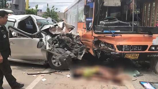 กระบะชนมอเตอร์ไซค์