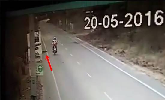 จะขำหรือสงสารดี เมื่อพี่วินฯ ขี่รถมาเจอตัวเงินตัวทองตัดหน้า-เจ็บกันทั้งคู่