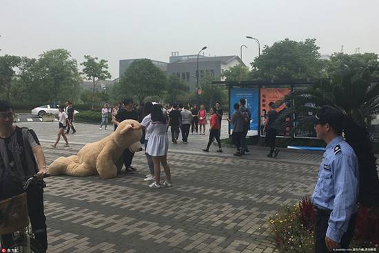 หนุ่มสายเปย์ลงทุนหอบหมียักษ์ใส่รถหรูมาให้สาว