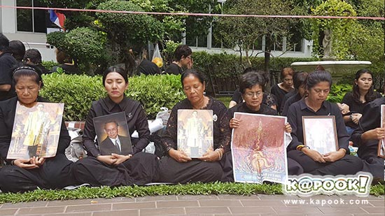 นาทีแห่งความเศร้า พสกนิกรชาวไทย ยืนสงบนิ่ง 89 วินาที