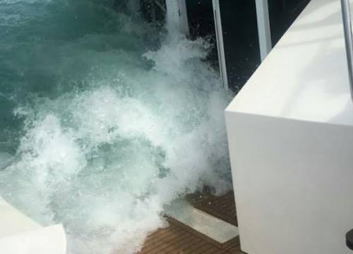 เรือนำเที่ยวล่มกลางทะเลพัทยา 