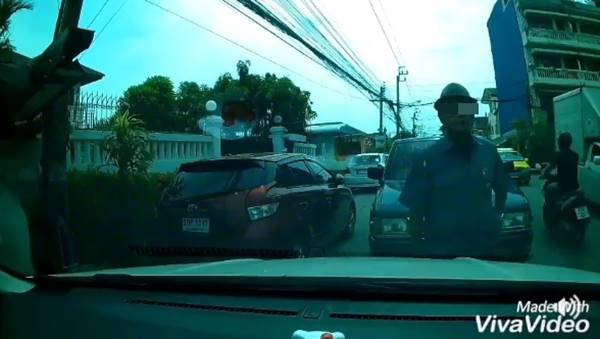 ลุงขับรถสวนเลนชักมีดขู่สาว