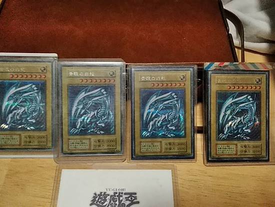  หนุ่มขายการ์ดยูกิ บลูอายส์ ไวท์ดราก้อน