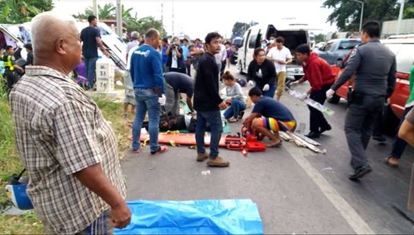 รถบัสชนกระบะ 