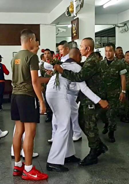 ทหาร Recon แห่ให้กำลังใจครูฝึก 